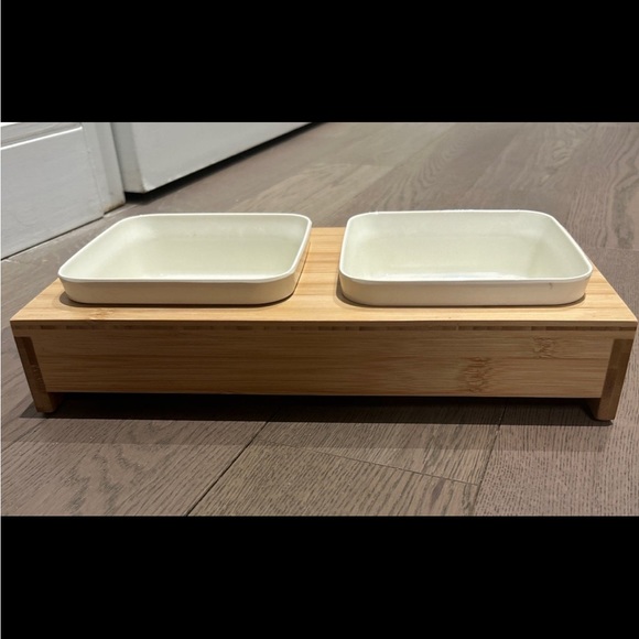 Pet food and water bowl with wooden holder - Picture 3 of 3